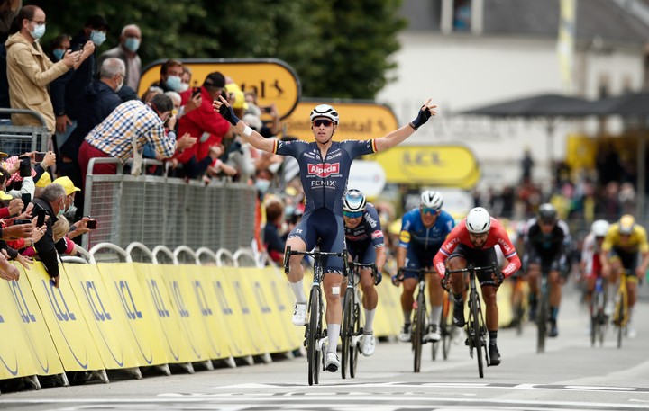 Sagan padol pri záverečnom špurte tretej etapy